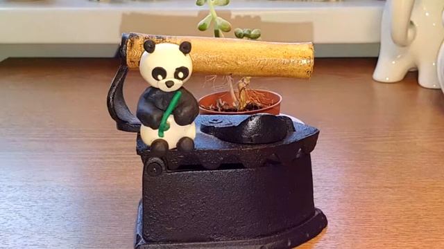 Панда курит бамбук, сидя на утюге смотреть онлайн