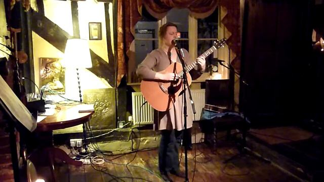 Joanne Louise Parker plays Moving On at Open Mic at Yew Tree смотреть онлайн