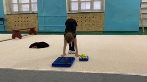 Николь не плачет? Тренер строгий? Николь сильно тянут?