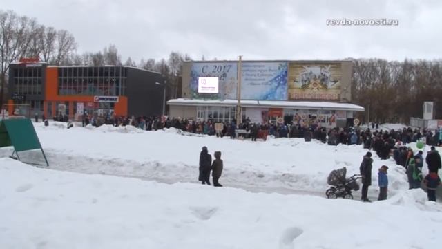 Как в Ревде зиму провожали - подарки со столбов снимали смотреть онлайн