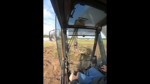 Stacking storm debris with a Volvo EC250 смотреть онлайн