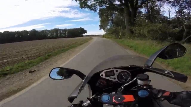 Aprilia RS 125 tank slapper/speed wobble смотреть онлайн