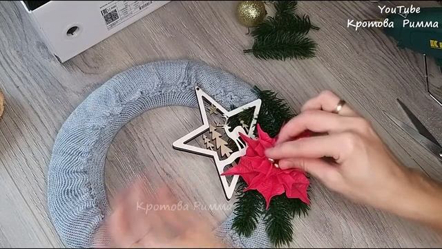 Christmas Wreath On The Door, Corona De Navidad En La Puerta, Decorações De Natal, венок на дверь.