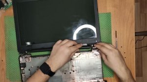 Меняю заглушку петель на asus x554la (f554 k554). Чищу систему охлаждения и меняю термопасту
