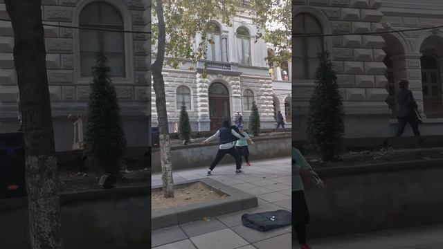 Бабуля зажигает) уличные танцы в центре Тбилиси смотреть онлайн