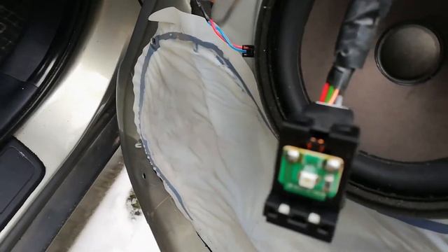 Hyundai ix 35. Ремонт кнопки стеклоподъёмника своими руками. сэкономил 5 тысяч рублей. смотреть онлайн