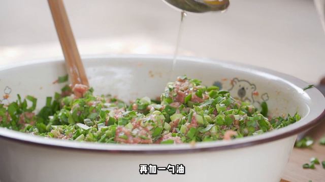 金老師去小雨家拜年，兩人包兩盆餃子，蘸辣椒油，一口一個超帶勁!【市民朱小雨】 смотреть онлайн