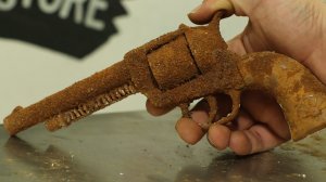 Реставрация ржавого оружия. Металлический револьвер и взрывающийся пистолет