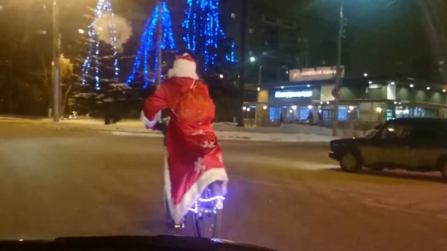 Дед Мороз на велосипеде доехал до Чебоксар смотреть онлайн