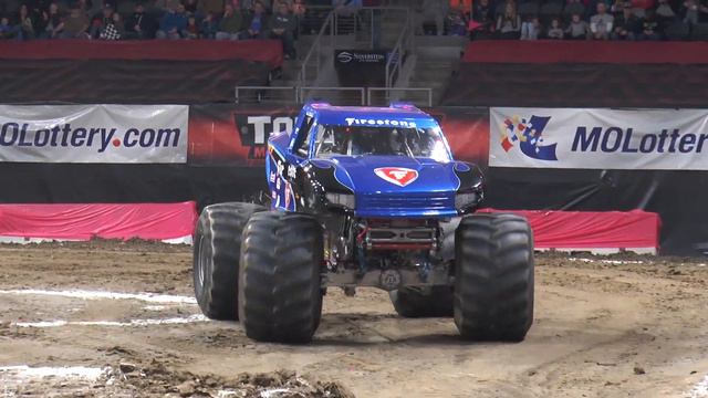 Racing & HUGE AIR Freestyle - Summit Racing BIGFOOT Monster Truck - Independence, MO 2019 смотреть онлайн