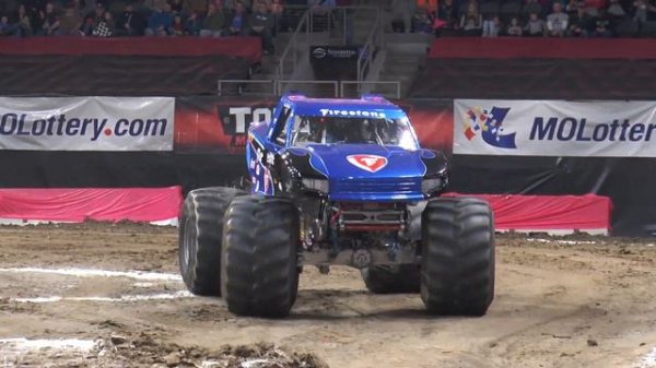 Racing & HUGE AIR Freestyle - Summit Racing BIGFOOT Monster Truck - Independence, MO 2019