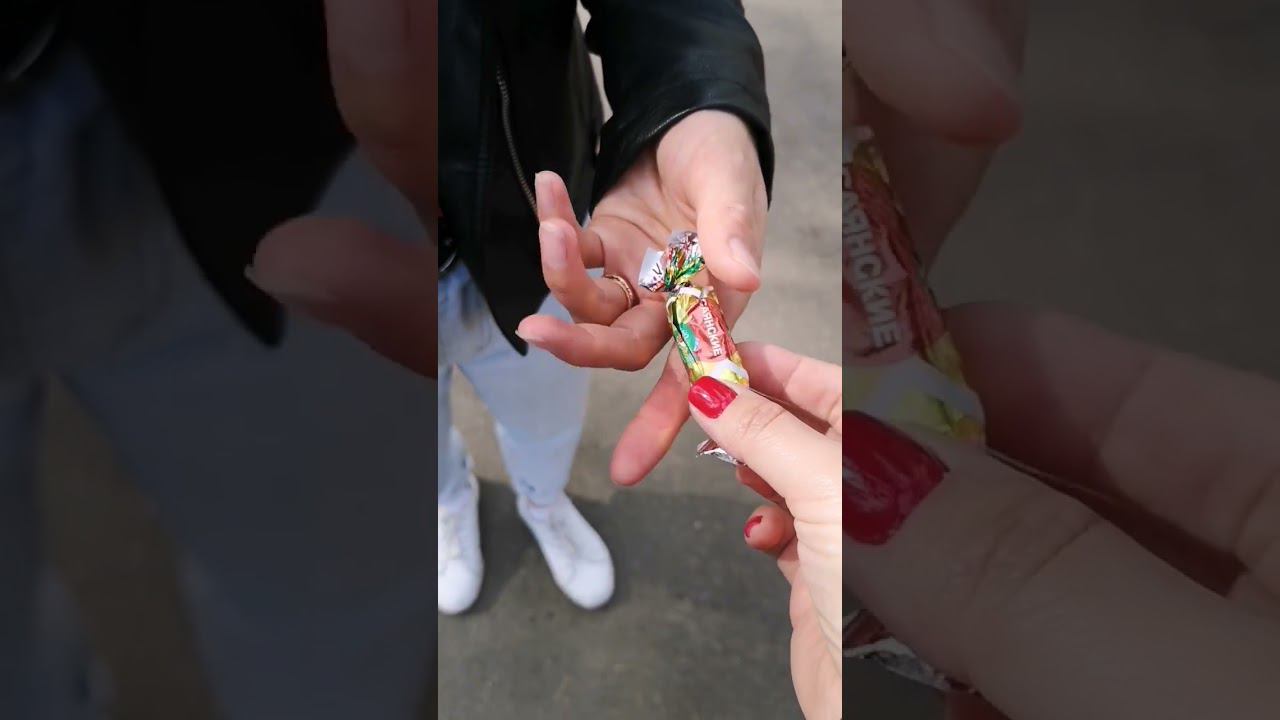 А вы бы взяли? Раздавала конфетки на улице смотреть онлайн