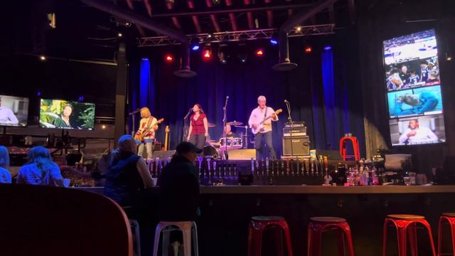 Covering “Gold Dust Woman” смотреть онлайн