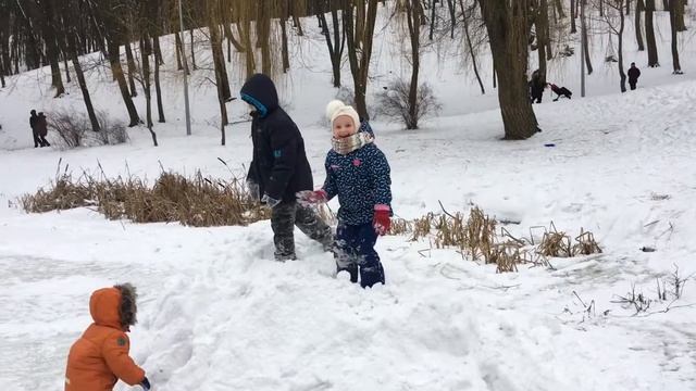 Зимние развлечения. Катаемся на снежных и ледяных горках. смотреть онлайн