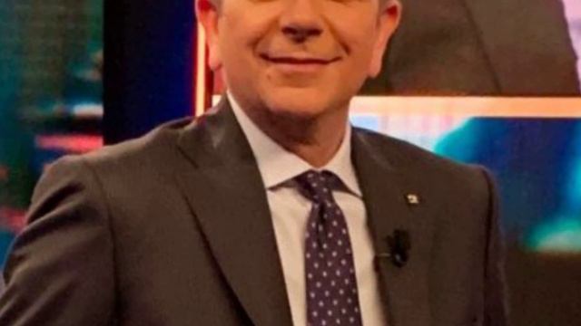Giuseppe Brindisi, la terribile notizia in diretta Tv: addio all'amato conduttore di Mediaset "E'.. смотреть онлайн