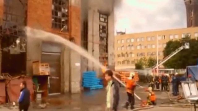 В Петербурге тушат пожар на складе пластиковых труб смотреть онлайн