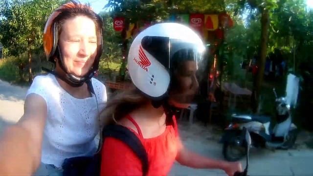 На байке по дорогам острова Ко Куд, Таиланд. On the roads of Koh Kood island on a motorbike, Thai. смотреть онлайн