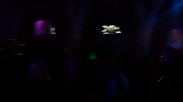 Прямо с танцпола "Греческой Вечеринки".mp4 смотреть онлайн