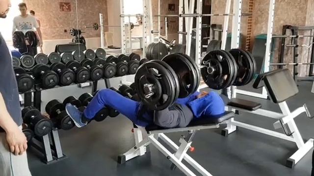 Жим гантелей лёжа по 70кг при собственном весе 83кг. смотреть онлайн