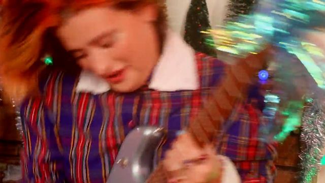 The Linda Lindas - "Groovy Xmas" смотреть онлайн
