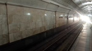 Электропоезд 81-717/714 Номерной на станции метро Театральная