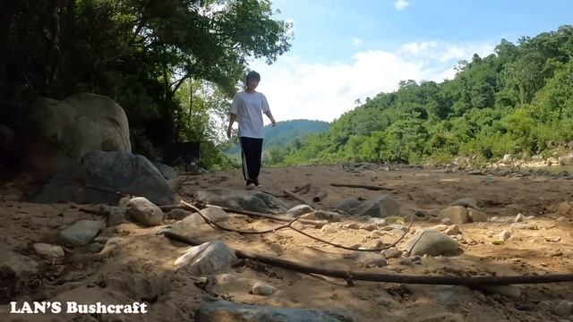 OFF GRID LIVING - Solo Bushcraft Camp Overnight, relaxing and cooking - EP.1 - LAN'S Bushcraft смотреть онлайн
