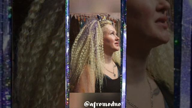 Афрокудри блондинка