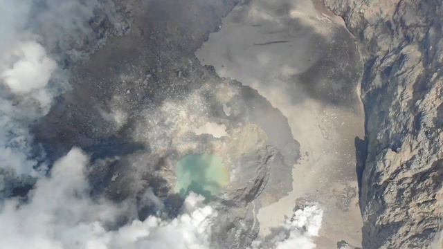 В жерле Мутновского вулкана. Камчатка смотреть онлайн