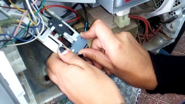 Horno de Microondas NO Prende Como Determinar la Falla y Reparar смотреть онлайн