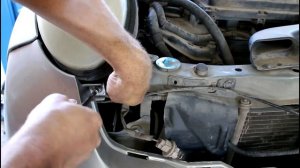 Nissan March  Ниссан Марч  2004 года Снимаем и промываем радиатор охлаждения  1часть