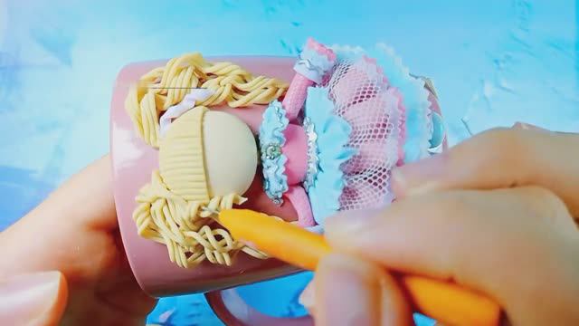 Мастер-класс_ Декор кружки из полимерной глины FIMO _ Девочка на кружке _ polymer смотреть онлайн