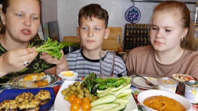 Mukbang Гуляш с рисом,Фаршированные шампиньоны, овощи/Маша приехала ☺️ смотреть онлайн