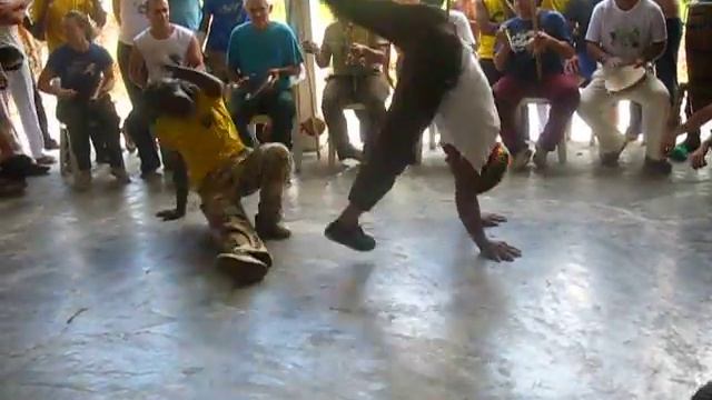 Capoerando 2012 - Mestre Cobra Mansa vs Mestre Claudio смотреть онлайн