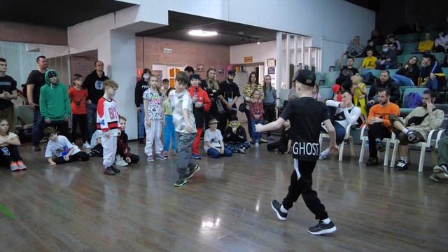 до 13 лет bboy Ivan Ghost vs Богдан - "ALL OPTION" break dance battle смотреть онлайн