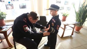 "полицейский" Дед Мороз вручил 6-летнему мальчику форму сотрудника ДПС