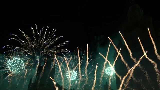 День города Москва. Салют у здания МГУ. смотреть онлайн