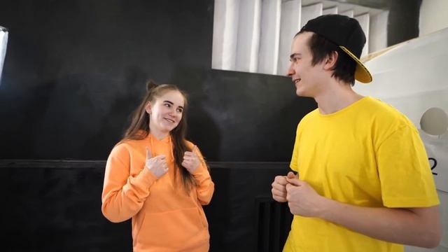 ТИНДЕР В РЕАЛЬНОЙ ЖИЗНИ ПО ЧАСТЯМ ТЕЛА *ИЩУ СЕСТРЕ ПАРНЯ* смотреть онлайн