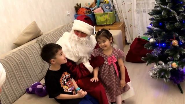 Уставший Дед Мороз и как дети рассказывают ему стихи