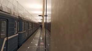 Метро в Москве|Станция метро Селигерская прибывает поезд 81-717 "Номерной"