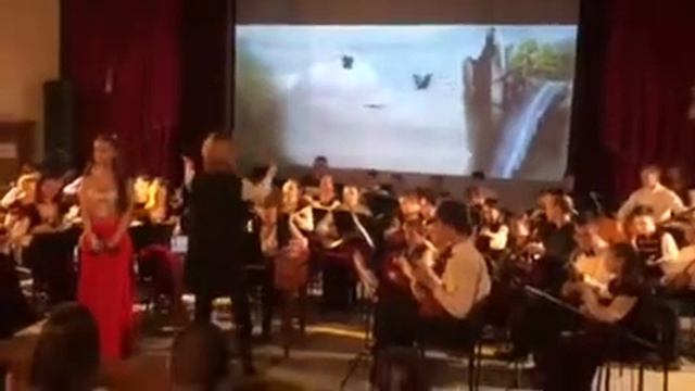 “Moon river” Г. Манчини ; Исполняет песню Алёна Меринова и оркестр «Контраст»😄🌈✨ смотреть онлайн