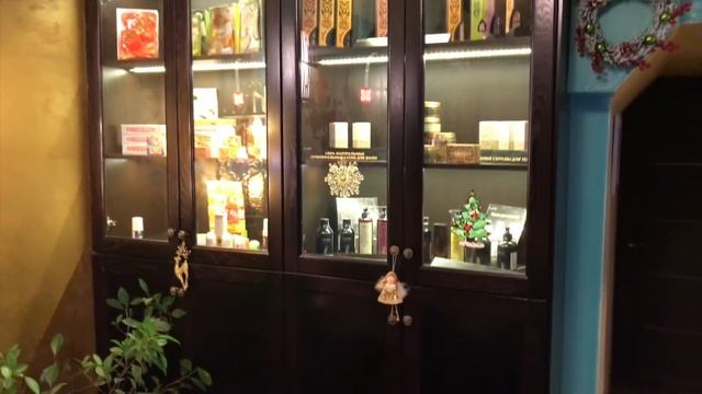 Купить шкаф со стеклянными дверцами. Купить элитную мебель для салона. смотреть онлайн