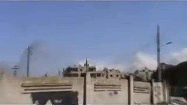Syria - Homs - Baba Amr - 20120205 - A tank grenade slams into a building. смотреть онлайн