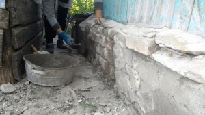 Женщины в деревне Ремонт завалинки В старом доме