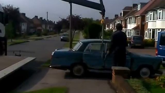 Classic Car Austin Cambridge Breaks in Half - video 1 of 2 смотреть онлайн