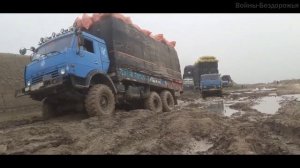 Колонна Перегруженных грузовиков КамАЗ, увязли в  грязи
