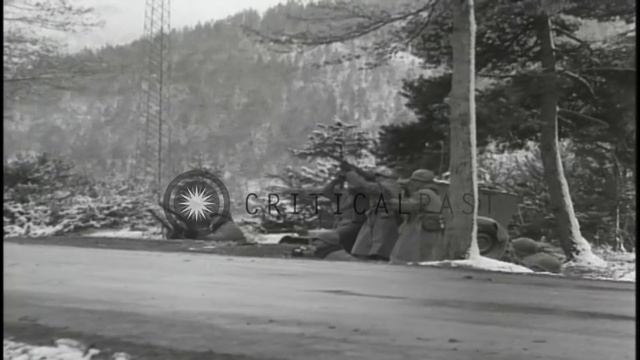 American soldiers fight along the Austrian border near Scharnitz Pass in Austria ...HD Stock Footag смотреть онлайн