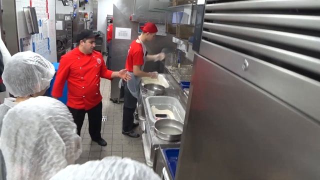 KFC - экскурсия по ресторану. История компании. смотреть онлайн
