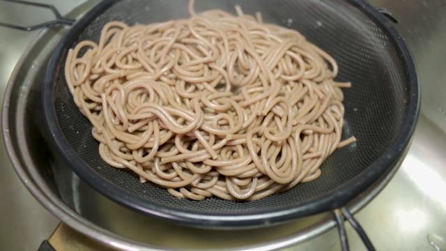 Гречневая лапша с форелью в соевом соусе по-азиатски смотреть онлайн