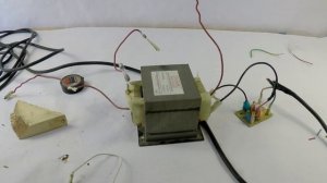 На что, способен трансформатор от микроволновки. Дуговой разряд.