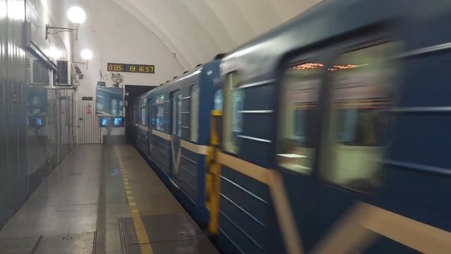 Две головы в разных составах! 81-540/541.7 «Муравей» на станции Старая Деревня смотреть онлайн